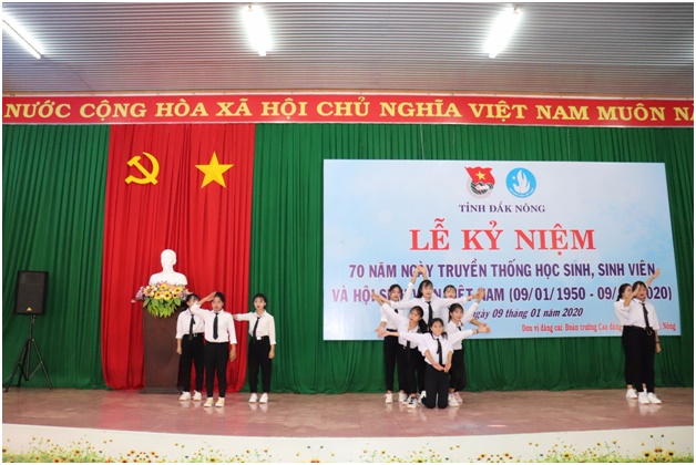 Lễ kỷ niệm do Tỉnh đoàn, Trường Cao đẳng Cộng đồng Đắk Nông phối hợp tổ chức vào sáng 9/1, với sự tham gia của hơn 400 học sinh, sinh viên nhà trường. Văn nghệ chào mừng Lễ kỷ niệm …