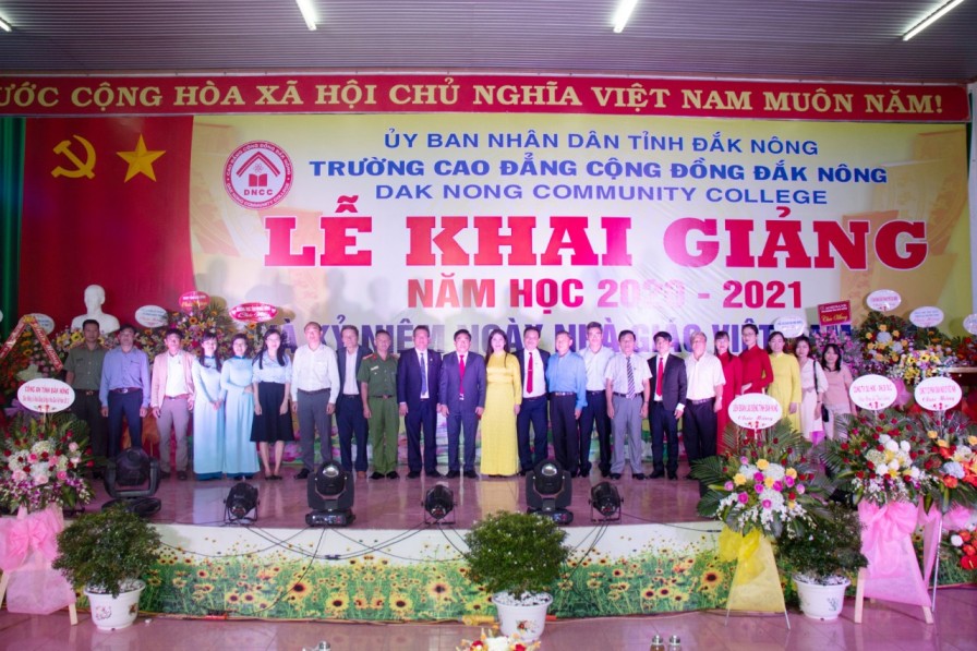 Sáng 18/11, Trường Cao đẳng Cộng đồng Đắk Nông tổ chức Lễ khai giảng năm học 2020 -2021 và kỷ niệm 38 năm Ngày Nhà giáo Việt Nam (20/11/1982 - 20/11/2020)