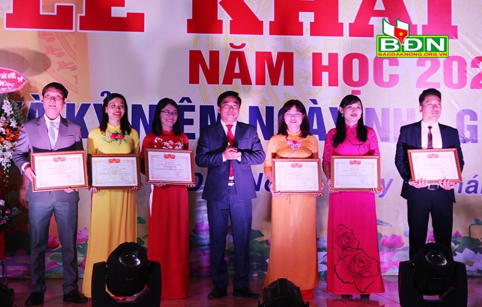 Sáng 18/11, Trường Cao đẳng Cộng đồng Đắk Nông tổ chức Lễ khai giảng năm học 2020 -2021 và kỷ niệm 38 năm Ngày Nhà giáo Việt Nam (20/11/1982-20/11/2020).