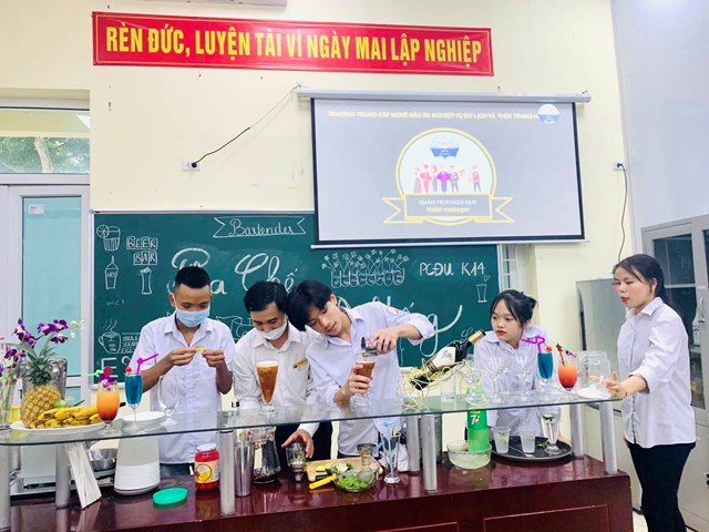 Học sinh K16 Trường Trung cấp nghề Nấu ăn &ndash; Nghiệp vụ du lịch v&agrave; thời trang H&agrave; Nội vừa nhập học.