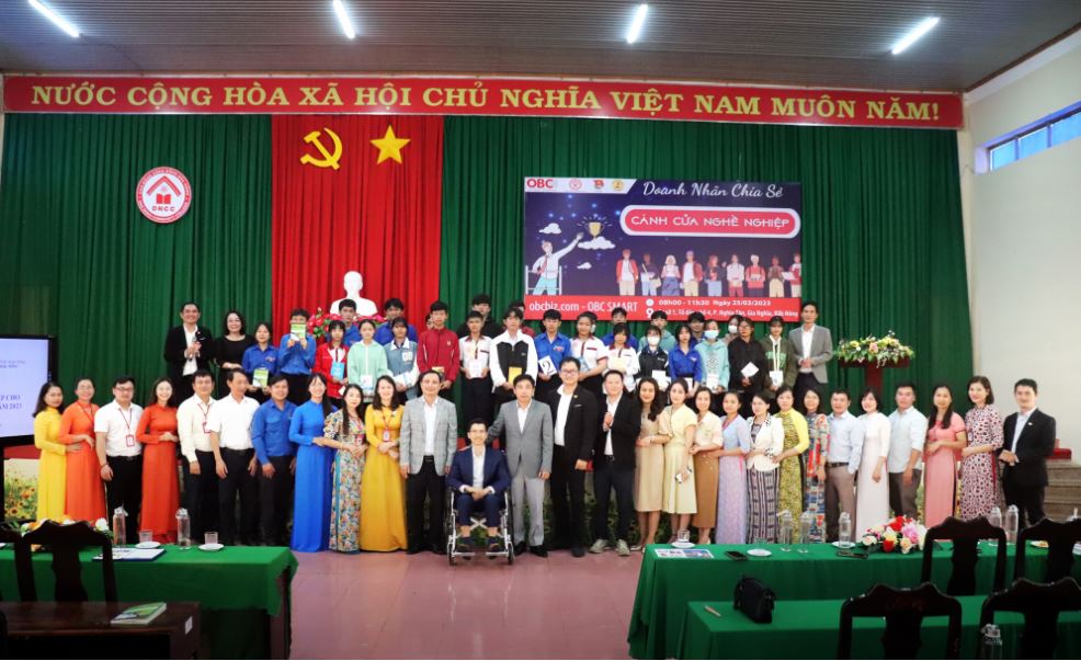 [Album] Chương trình Kỷ niệm 92 năm ngày thành lập Đoàn TNCS Hồ Chí Minh và Chào mừng Ngày Sách và Văn hóa đọc Việt Nam