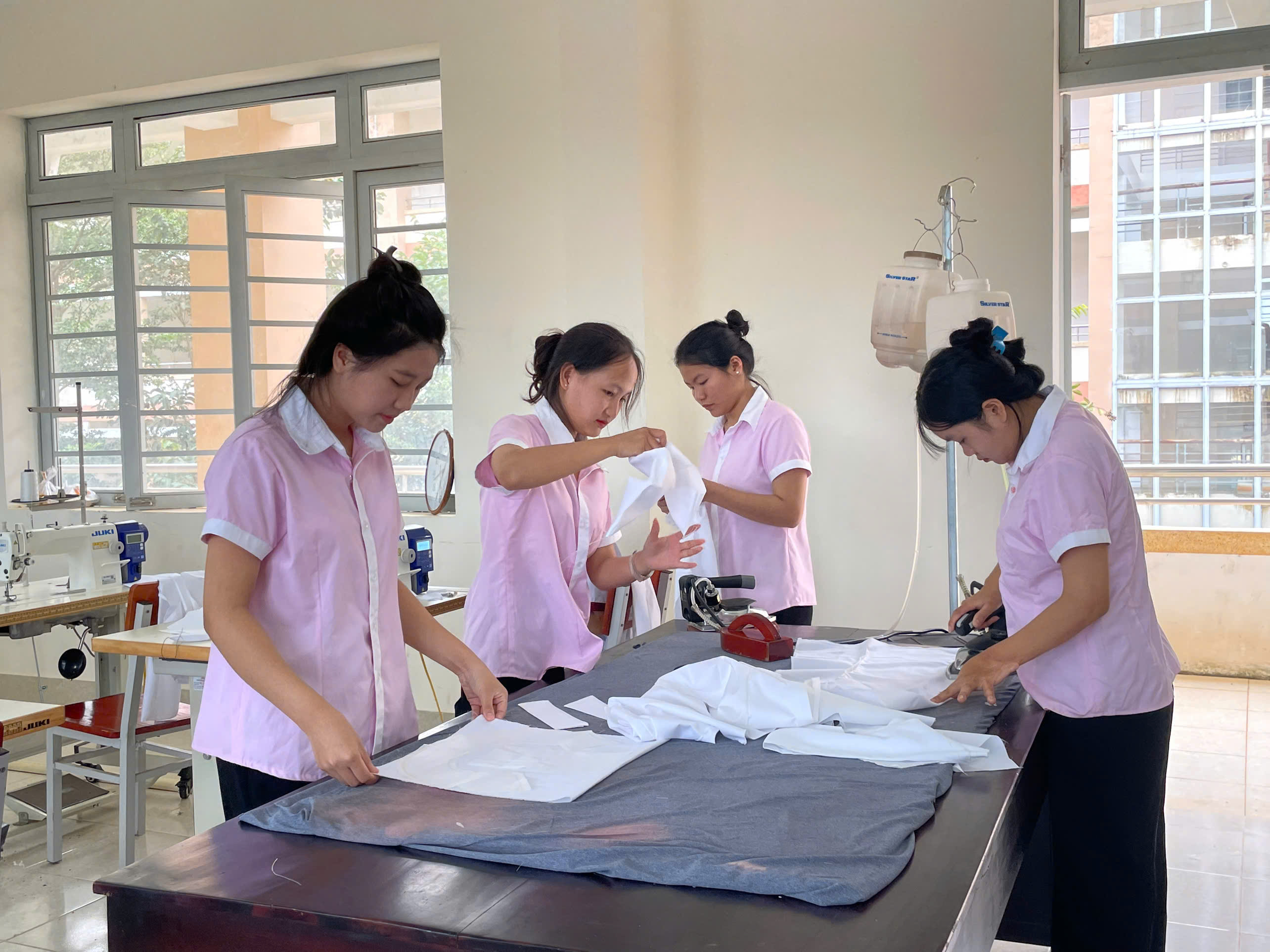 Ngành thời trang là “mảnh đất” màu mỡ về việc làm? - Ảnh 1