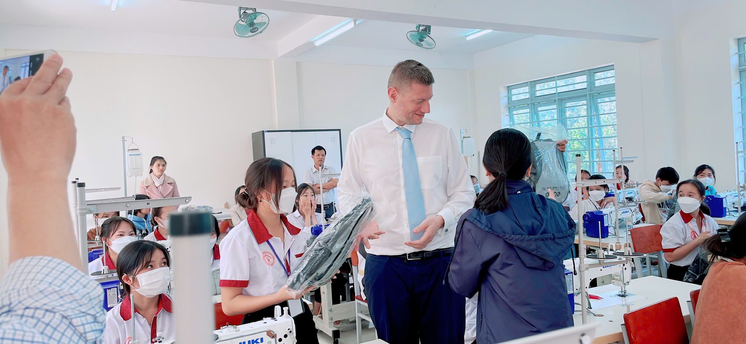 Ngành thời trang là “mảnh đất” màu mỡ về việc làm? - Ảnh 2