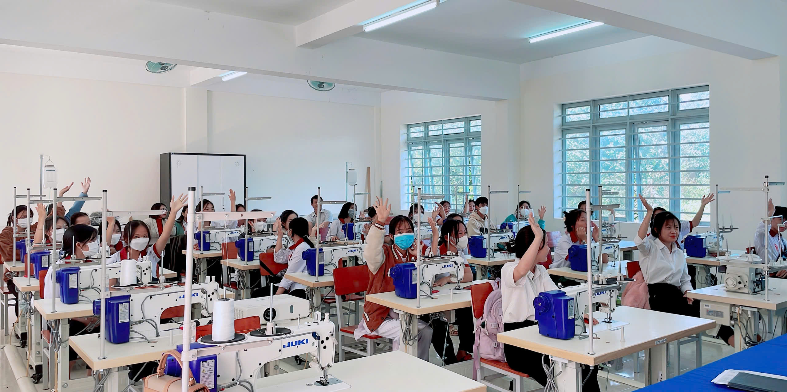 Những năm gần đ&acirc;y,&nbsp;ng&agrave;nh C&ocirc;ng nghệ dệt may đang giảm thu h&uacute;t trong mắt c&aacute;c bạn trẻ.&nbsp;