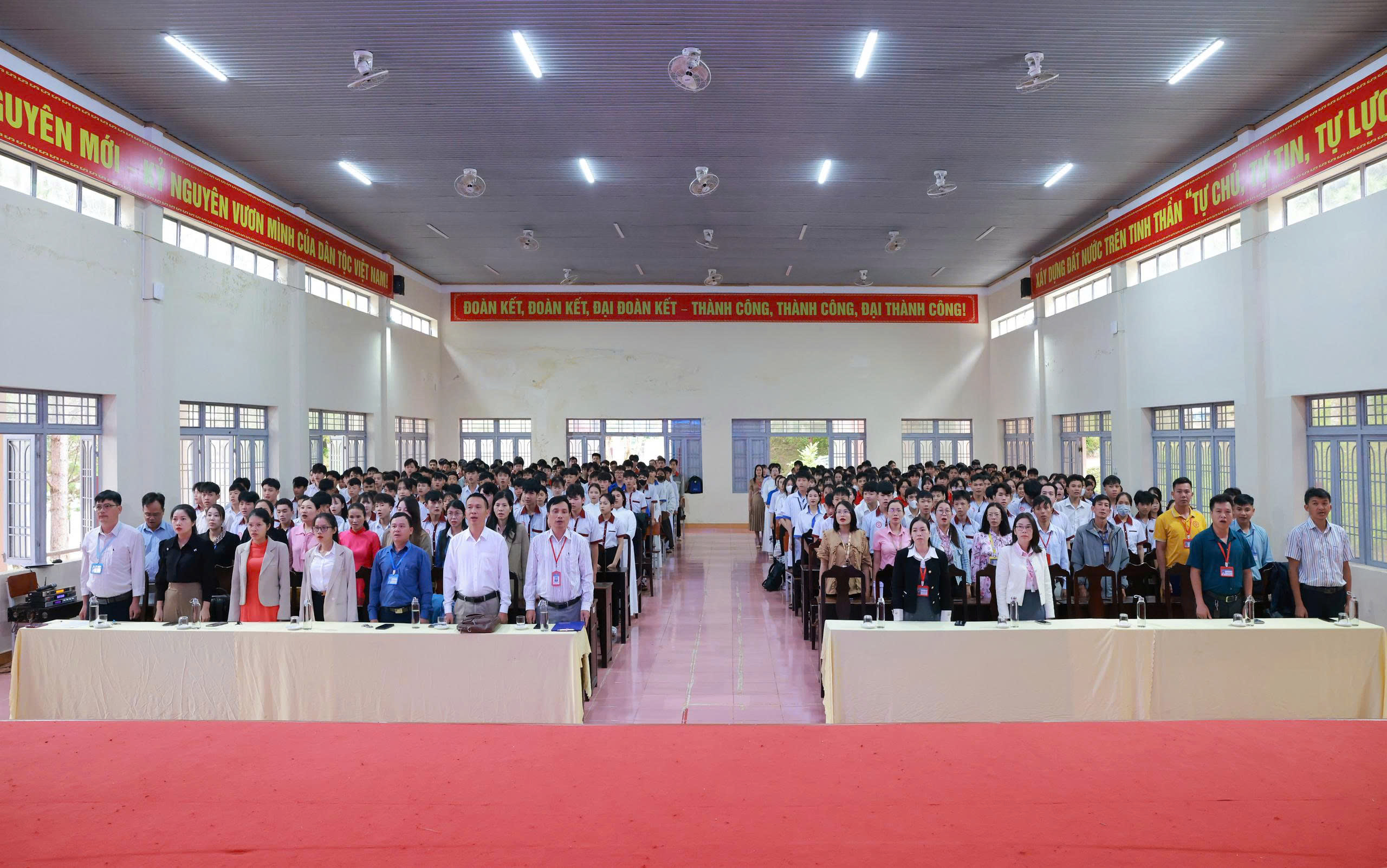 Sáng nay (03/11), đúng 7h00, hơn 800 bạn HSSV và thầy cô đã “check-in” Trụ sở Chính và Cơ sở 1 cho Lễ chào cờ tháng 11!