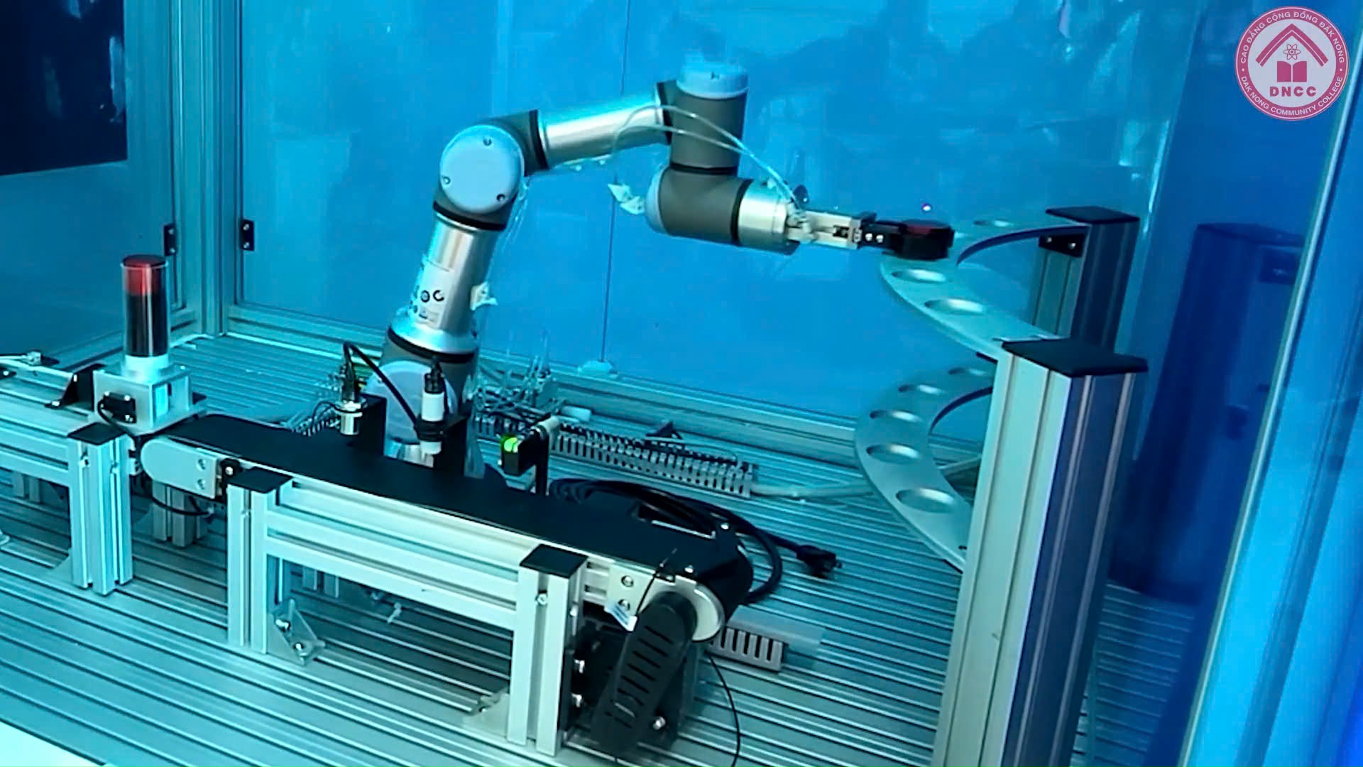 Mô hình robot công nghiệp trong phòng thực hành cơ điện tử