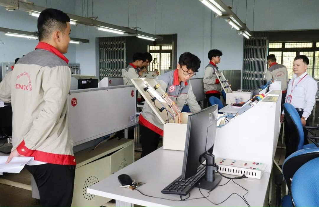 Sinh viên học trong phòng thực hành cơ điện tử