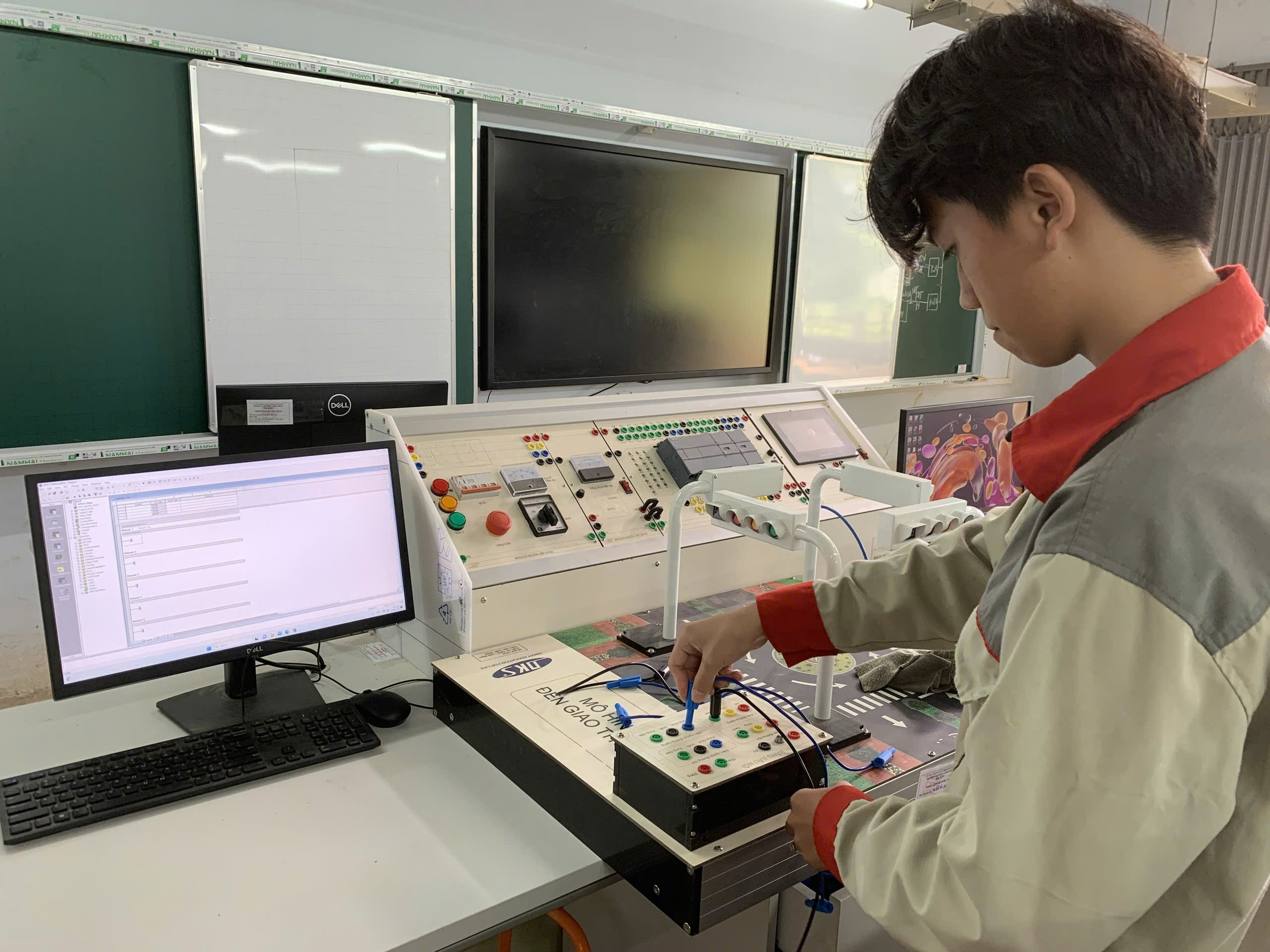 Sinh viên thao tác trên hệ thống điều khiển cơ điện tử