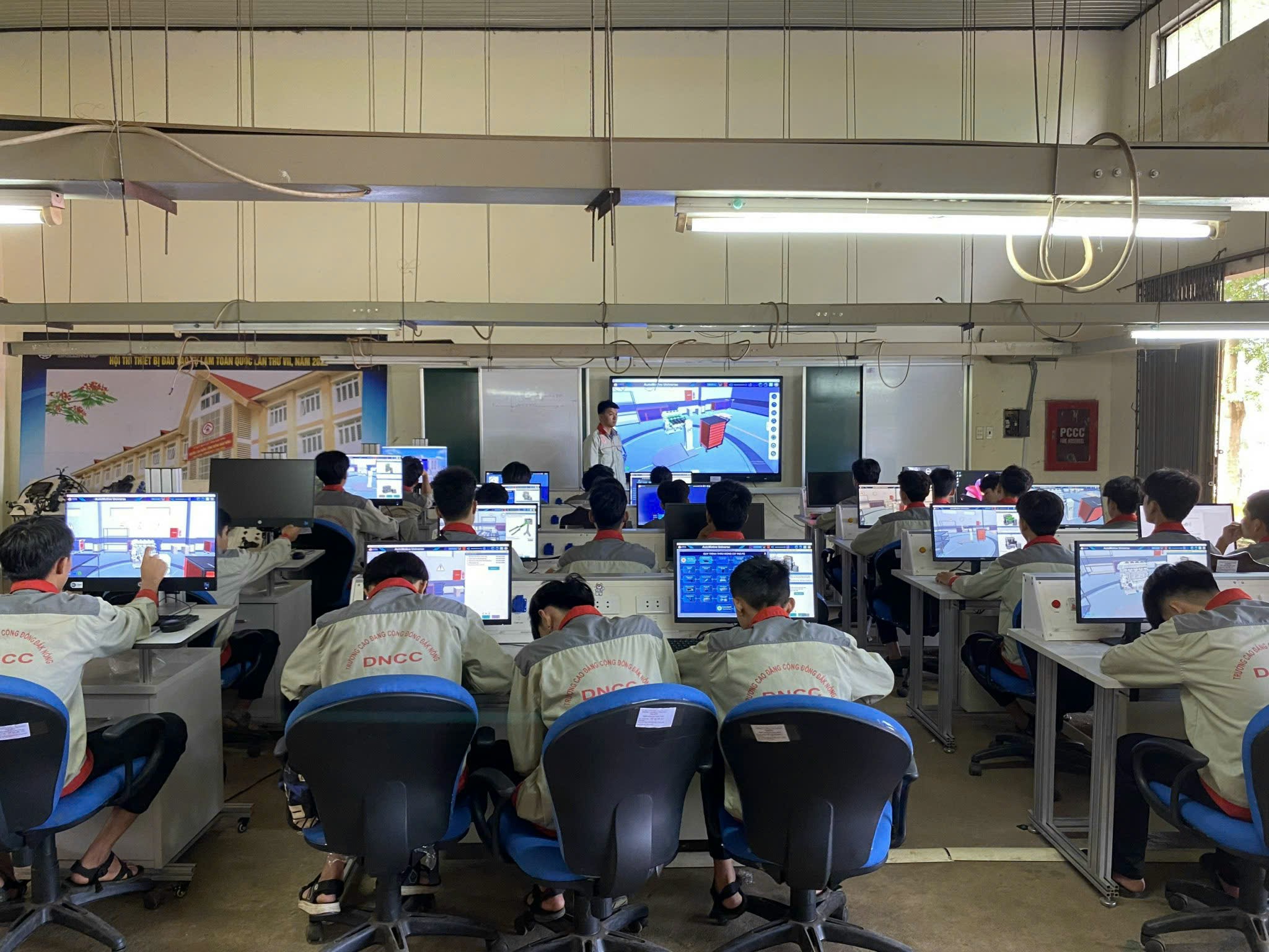 Lớp học thực hành cơ điện tử trên hệ thống máy tính