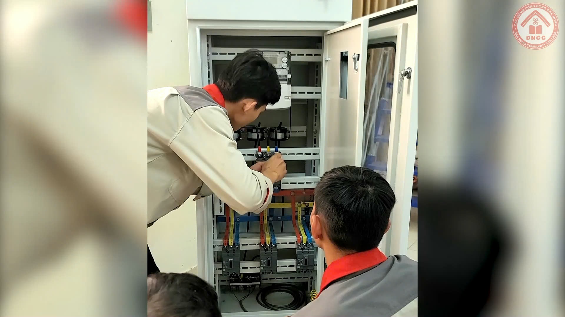 Thực hành bảo trì tủ điện và hệ thống cơ điện tử