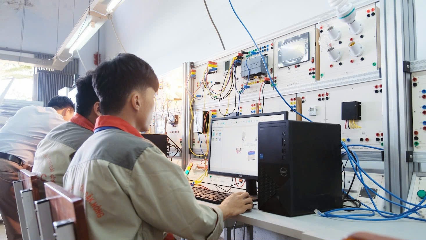 Sinh viên lập trình và giám sát thiết bị trong phòng thực hành