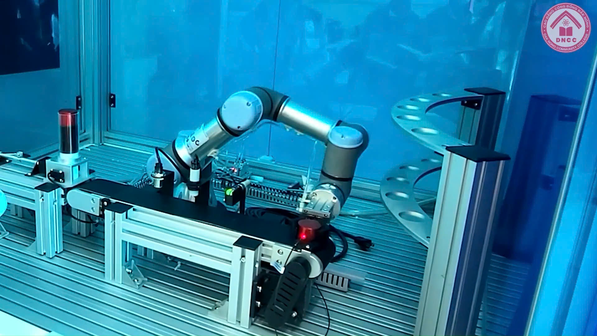 Robot công nghiệp trong phòng thực hành cơ điện tử