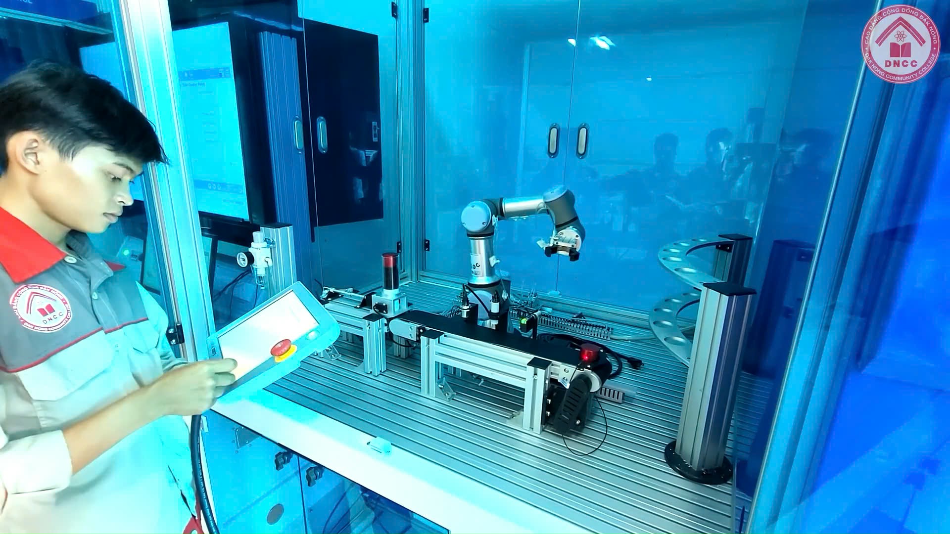 Mô hình robot công nghiệp trong bài học cơ điện tử