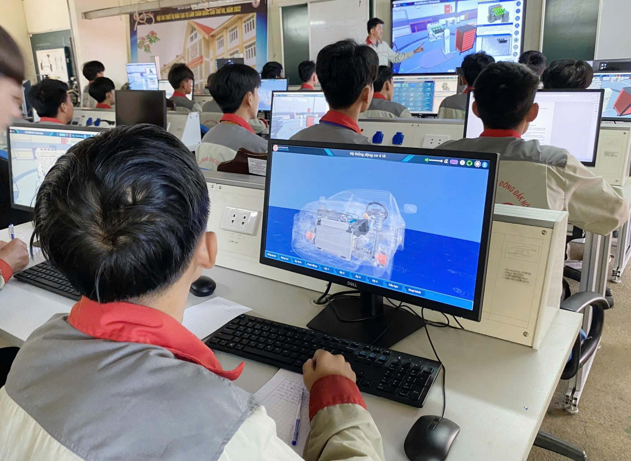 Sinh viên học mô phỏng và thiết kế kỹ thuật trong phòng máy