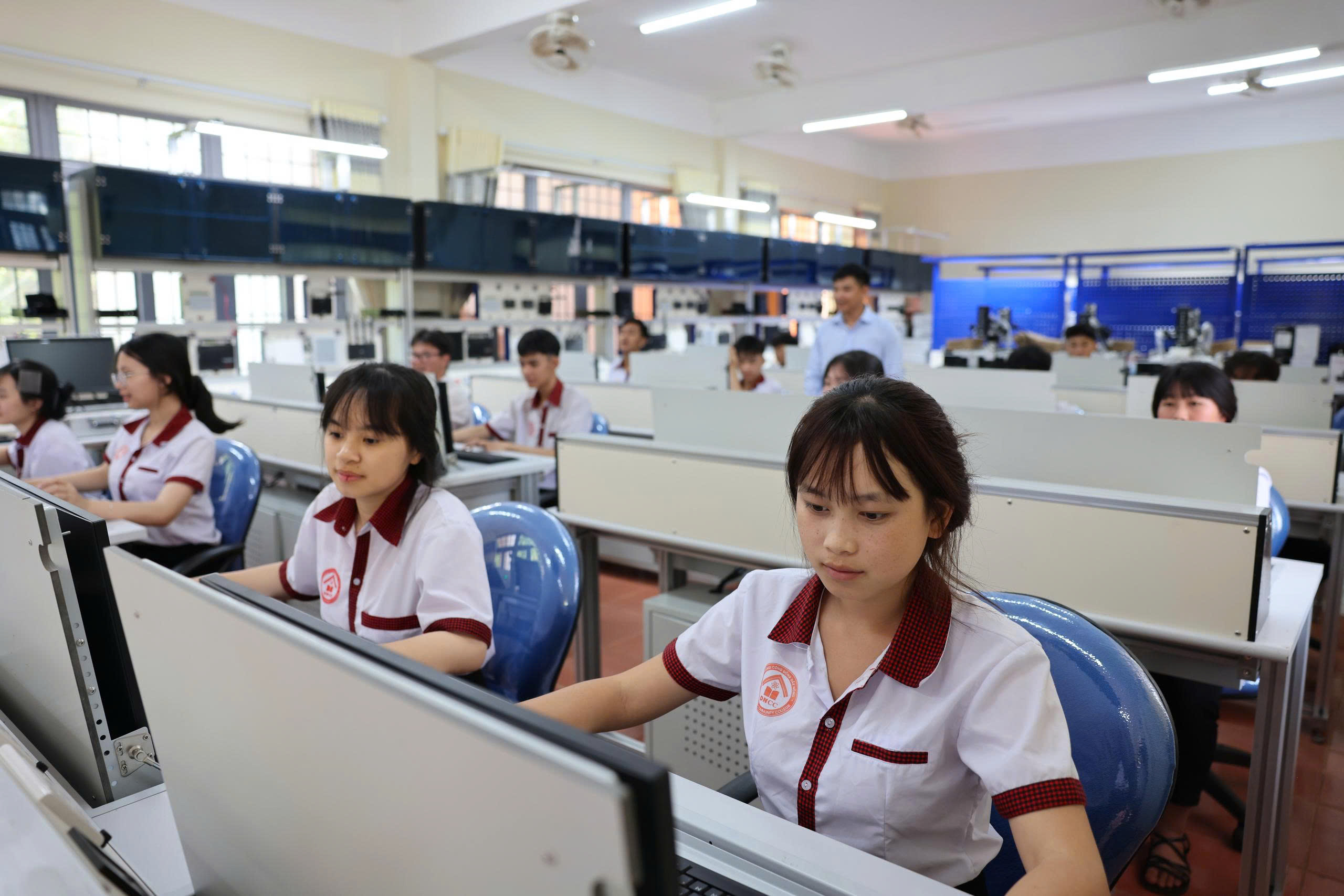 Ngành Đồ họa đa phương tiện đang trở thành một trong những lĩnh vực “hot” tại Việt Nam, đặc biệt trong thời đại bùng nổ truyền thông số, mạng xã hội và giải trí trực tuyến. Từ thiết kế hình ảnh, video, quảng cáo đến xây dựng phim hoạt hình hay UI/UX cho ứng dụng. 🌟