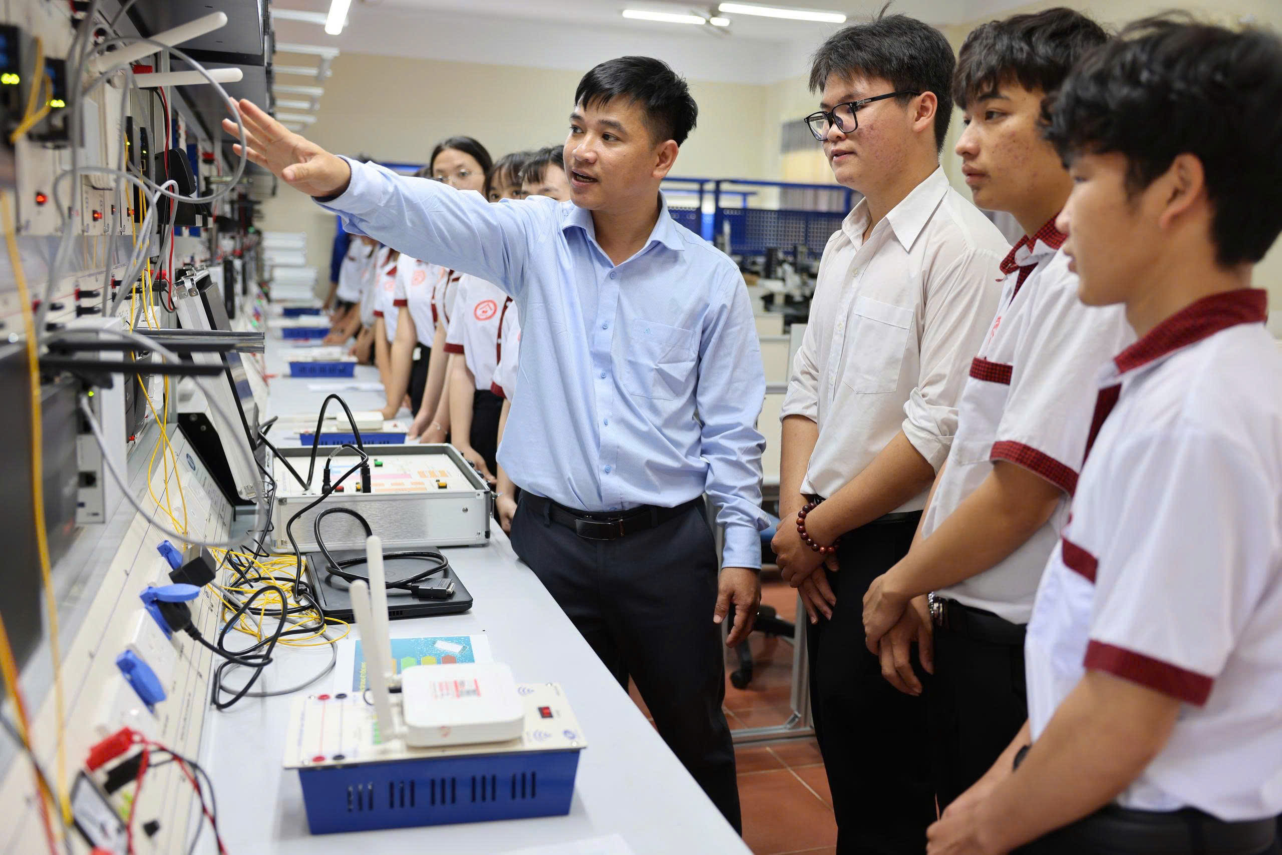 Ngành Công nghệ thông tin đang là một trong những lĩnh vực “hot” nhất hiện nay tại Việt Nam, đặc biệt trong bối cảnh chuyển đổi số diễn ra mạnh mẽ trên mọi lĩnh vực từ kinh tế, giáo dục đến y tế và giải trí. Nhu cầu về lập trình viên, kỹ sư phần mềm, chuyên gia an ninh mạng hay trí tuệ nhân tạo. 💻